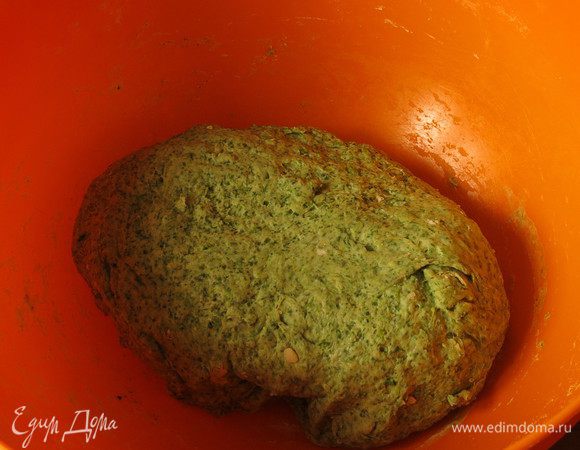 Замешиваем тесто, вливаем 3 ст. л. масла растительного. Ставим в тепло на 1 час.