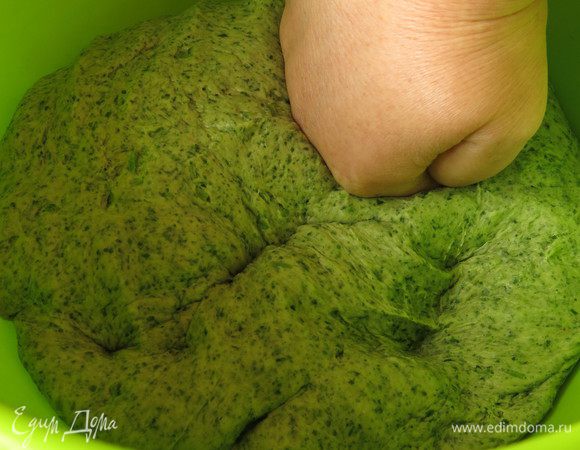 Обминаем тесто и еще раз ставим на 1 час.