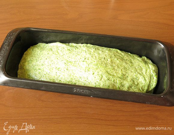 Выкладываем тесто в форму, оставляем на 40-60 минут. Время зависит от температуры в помещении. Перед закладкой смачиваем водой, посыпаем семенами.