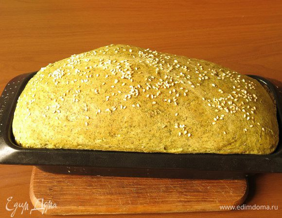 Выпекаем при 180°C 50 минут. Разрезала хлеб теплым, интересно было посмотреть. Приятного аппетита!