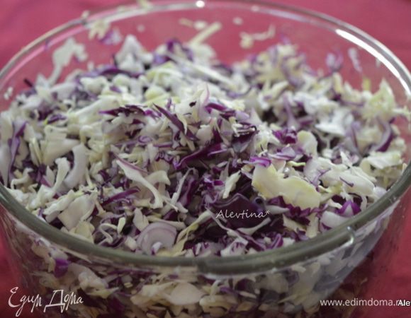 Капусту белокочанную и краснокочанную порубить. Добавить луковицу фенхеля тонко нарезанную, красную луковицу.