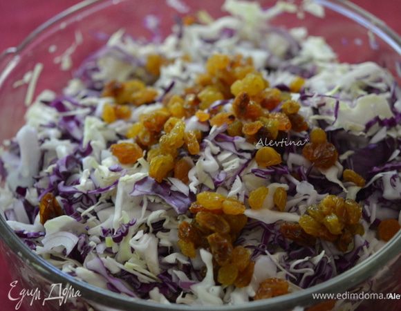 Добавить золотой изюм, аеремешать. Заправить и перемешать. Поставить на 1 час в холодильник.