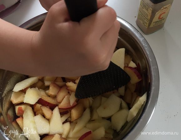 Для начинки мы выбрали спелые вкусные сливы и сладкие яблоки. Нарезали на тонкие ломтики, сбрызнули лимонным соком, посыпали сахаром и корицей, перемешали. 