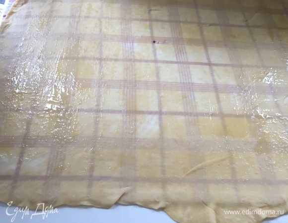 Смазываем тесто тонким слоем масла.