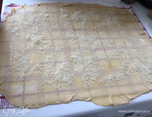 Присыпаем сухарями и миндальной мукой.