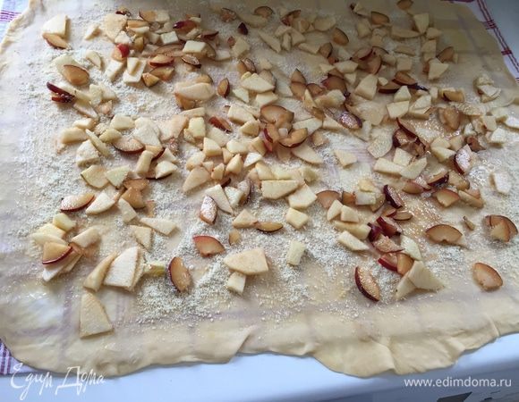 И выкладываем начинку, оставляя края свободными.