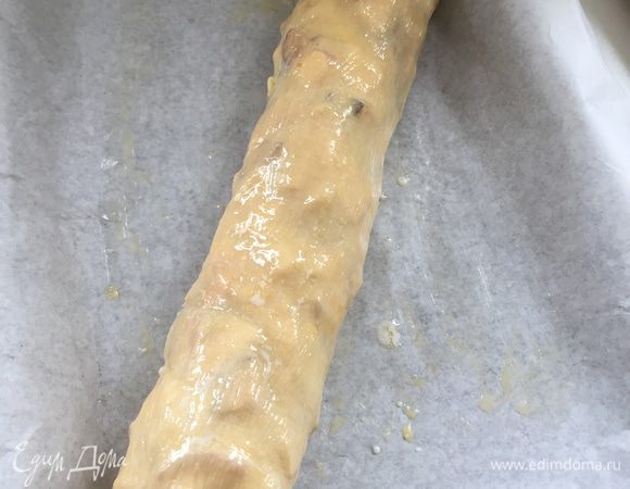 И смазываем маслом. Накрываем фольгой и отправляем на 20 минут в духовку.