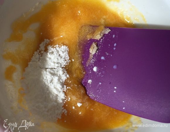 Пока пекся штрудель варим ванильный соус. Нагреваем молоко в идеале с ванильным стручком. На за неимением пришлось взять ванильную эссенцию. Растираем желток с сахаром и крахмалом.