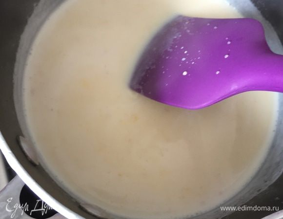 Когда молоко начнет закипать, наливаем немного молока в желтково-сахарную массу, интенсивно мешаем. Потом выливаем эту смесь в кастрюльку с оставшимся молоком и варим на маленьком огне, постоянно помешивая. До легкого загустения. Соус будет сравнительно жидким — т.е. жиже чем заварной крем. Отставляем, остужаем.