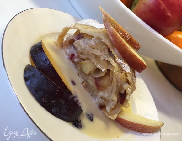 Готовый штрудель обильно посыпаем сахарной пудрой, нарезаем на кусочки. Подаем с ванильным соусом. Все-таки классические десерты ну оооочень вкусны!