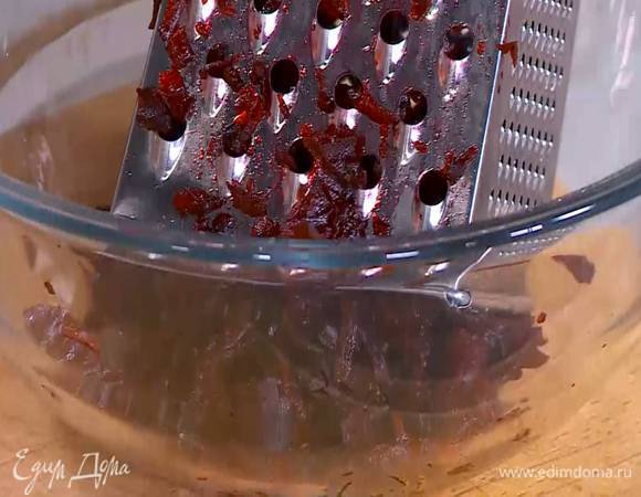 Свеклу запечь или отварить до готовности, затем почистить и натереть на крупной терке.