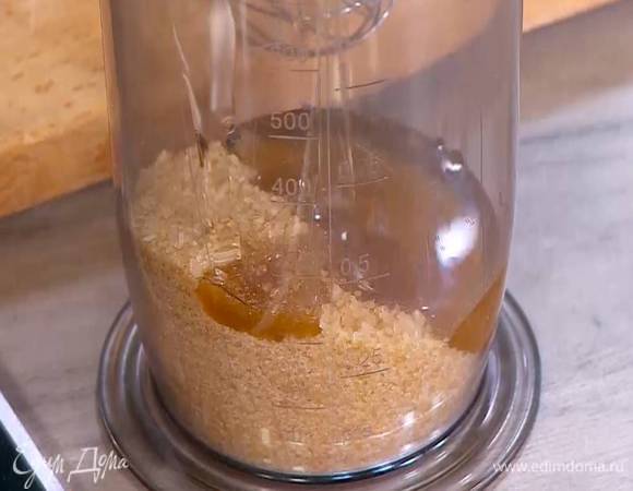 Сахар с оливковым маслом взбить блендером с насадкой-венчиком.