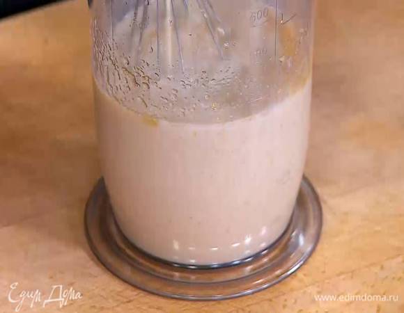 Не выключая блендера, влить молоко и взбить все в однородную массу.