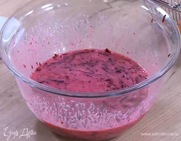 К натертой свекле добавить яйца, сахарно-молочную массу, корицу и перемешать.