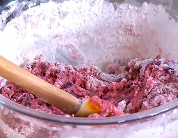 Муку перемешать с разрыхлителем и солью, добавить в свекольную массу и вымешать тесто.