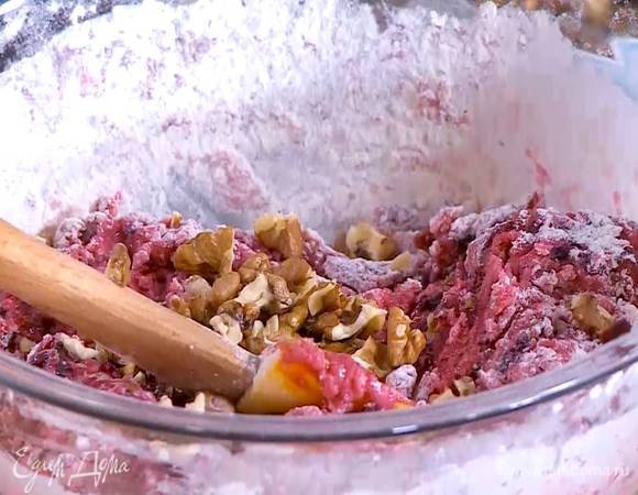 Орехи поломать руками в крупные кусочки и добавить в тесто, все перемешать.