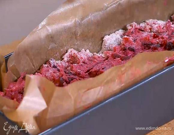 Продолговатую форму выстелить бумагой для выпечки, выложить тесто и разровнять его.