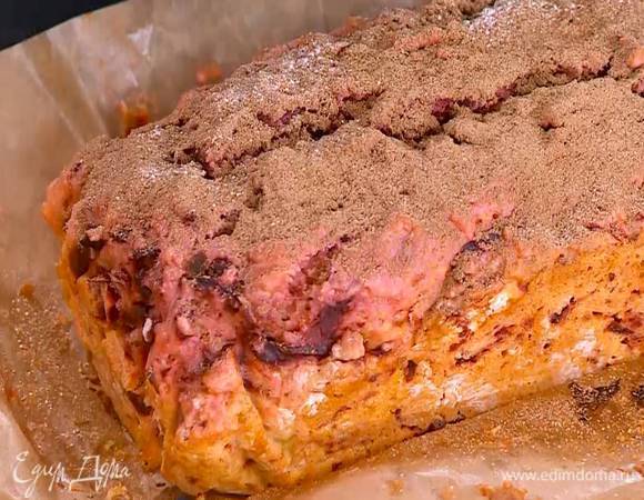 Готовый пирог через ситечко посыпать какао.