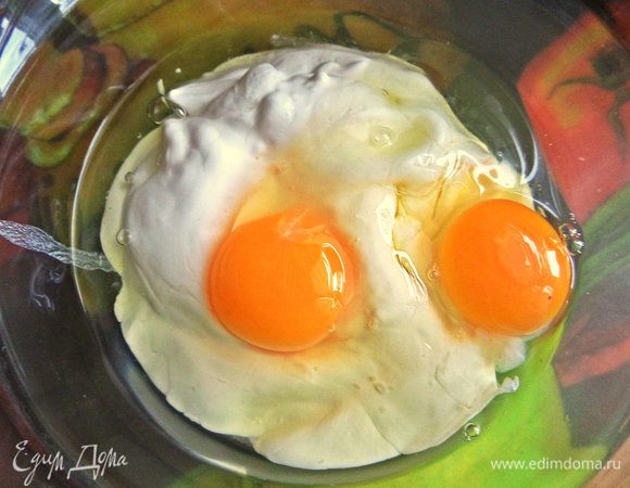 Вбиваем крупные яйца (если мелкие,то 3 шт.) в сметану.