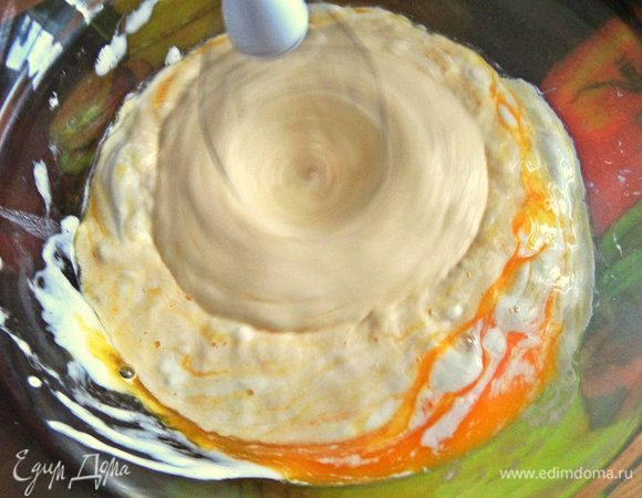 Взбить венчиком массу.