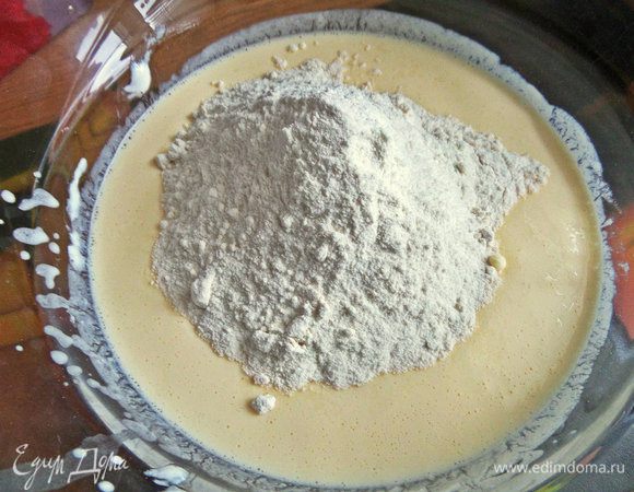 Просеянную муку отправляем партиями, помешивая.