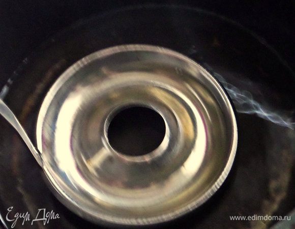 В раскаленном масле прогреваем ложку для пончиков. Если нет ложки, накладываем тесто на смазанный маслом стол, растягиваем, вырезаем кружочки стаканом и пальцем крутим дырочку в центре. Но нужно приноровиться, так как тесто липкое, поэтому и нежно выходит.