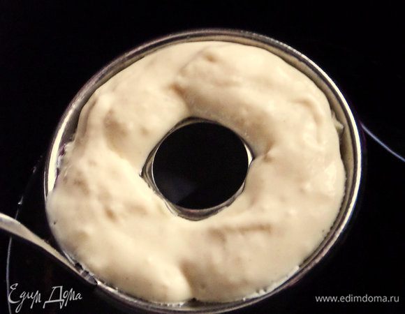 Наливаем чайной ложкой (так удобнее) липкое тесто. Удобнее, если кто-то держит ложку, но я приноровилась ставить ее в емкость для устойчивости.