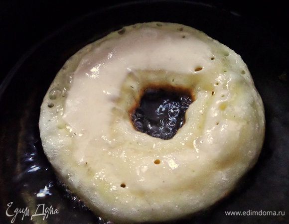 Опускаем в масло полную ложку, потом поддеваем ножом и снимаем с формы, отпускаем в "свободное плаванье"!