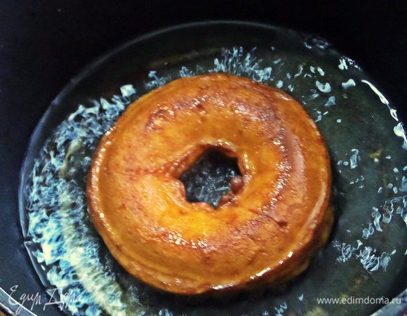 Когда подрумянится низ, переворачиваем и жарим с другой стороны.