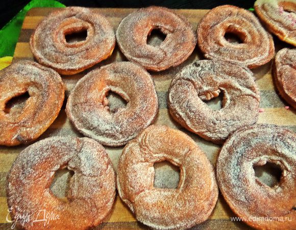 Готовым пончикам даем остыть и посыпаем пудрой.