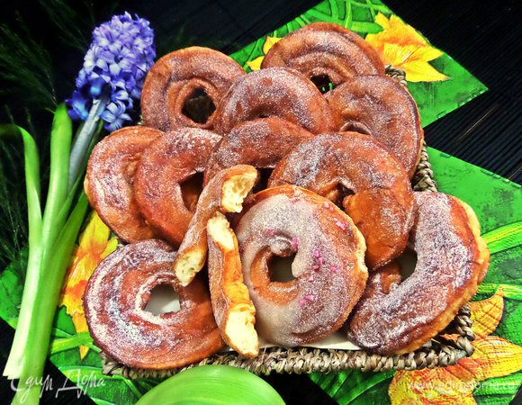 Удобно разделить пополам пончик и так кушать!