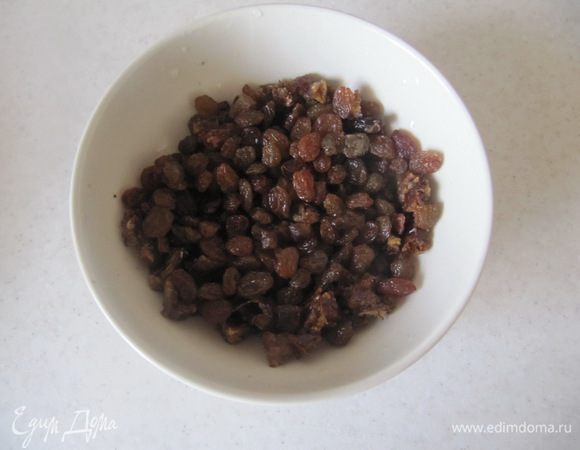 Финики мелко порежьте и замочите вместе с изюмом в коньяке. Оставьте хорошо пропитаться, пока занимаетесь тестом.