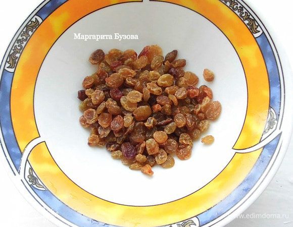 Изюм промыть и просушить. Орехи предварительно лучше замочить и высушить в дегидраторе, хотя это не обязательно. Оставить четверть орехов для украшения.