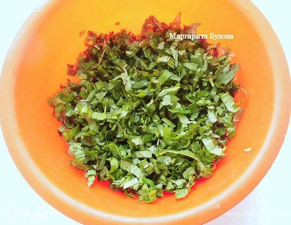Зелень тоже промыть, просушить и оборвать листики. Но, если палочки мягкие, их тоже можно использовать. Оставить несколько листочков мяты для украшения. Остальную зелень мелко измельчить ножом. В оригинальном рецепте мята и щавель используются в равных пропорциях, но на мой взгляд, лучше брать больше щавеля, чем мяты.
