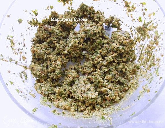 Сложить все ингредиенты в блендер с S-образным ножом или в измельчитель и промолоть все в режиме "пульс". Должна получиться довольно однородная масса средней плотности. 
Оставшиеся орехи измельчить в ступке в мелкую крошку. Из полученного "теста" накатать небольшие шарики, обвалять их в измельченных орехах и убрать минут на 15 в морозилку, чтобы они схватились.