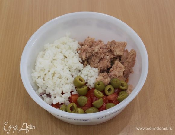 Добавить отваренный рис, оливки, тунец.