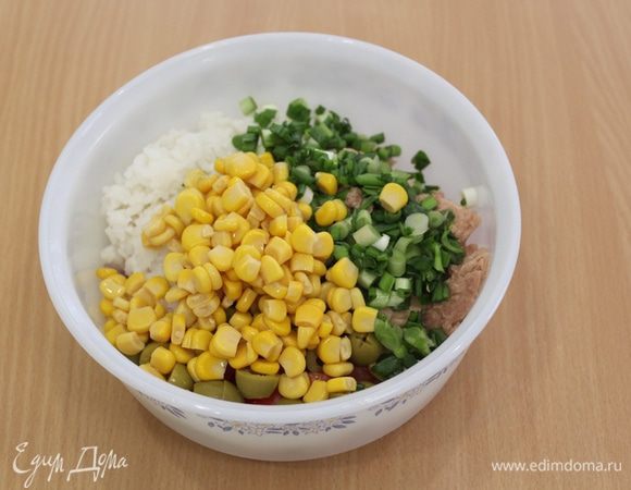 Затем кукурузу и зелень.