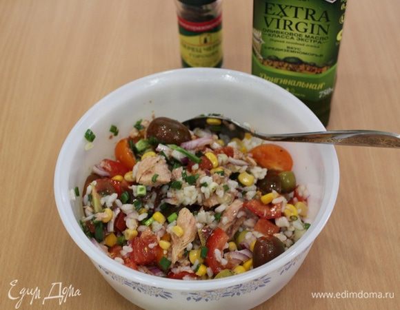 Все перемешать, полить лимонным соком, посолить, поперчить, полить оливковым маслом.