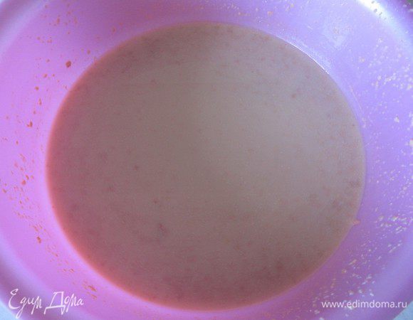 Дрожжи вместе с сахаром разведите в теплом (не горячем!) молоке.