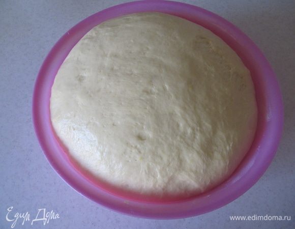 Спустя час тесто должно увеличиться в объеме минимум вдвое.
Обмять его руками и выложить на рабочую поверхность, слегка припыленную мукой.