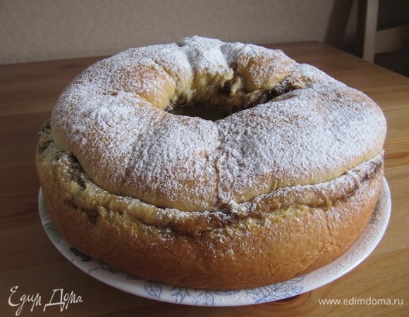 Извлекаем рулет из формы и присыпаем сахарной пудрой.