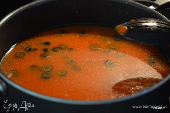 Снять с огня, добавить бульон и готовый соус маринара (можно заменить на обычный томатный соус, если нет маринара соус). Все перемешать.