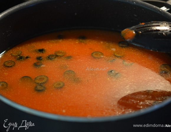 Снять с огня, добавить бульон и готовый соус маринара (можно заменить на обычный томатный соус, если нет маринара соус). Все перемешать.