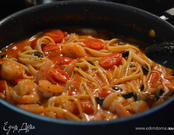 Добавляем нарезанные крупно помидоры, базилик свежий нарубленный или сушеный, соль и перец. Перемешиваем все и подаем к столу.