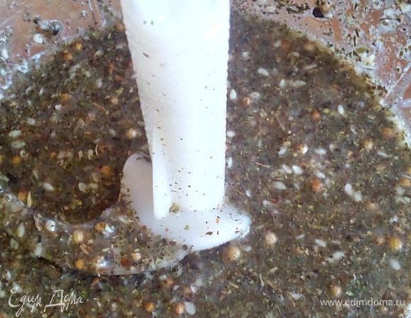 Подготавливаем маринад. Для этого перемешиваем все указанные ингредиенты в однородную смесь в блендере (сок одного лимона, приправа затар, перец черный, мед жидкий, оливковое масло, мята, соль).