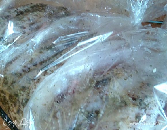 Курицу перекладываем в рукав для запекания.