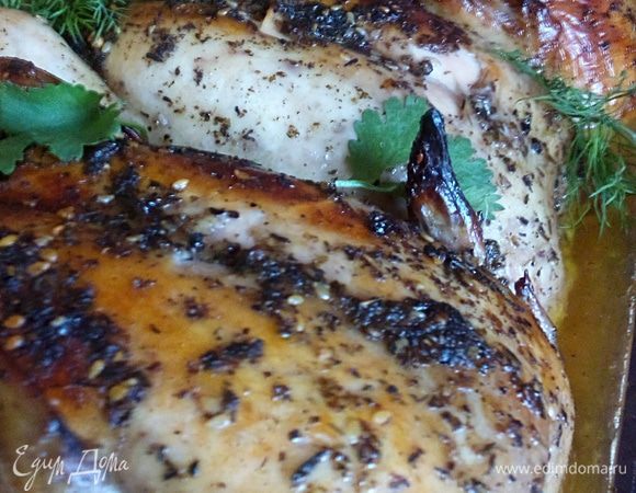 Запекаем при температуре 200°C 1 час, делаем разрез в рукаве и ставим в духовку еще на 20 минут для красивой корочки.