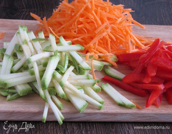 Пока варятся спагетти, нарезать овощи. Сладкий перец и кабачек тонкой соломкой, морковь натереть на корейской терке.