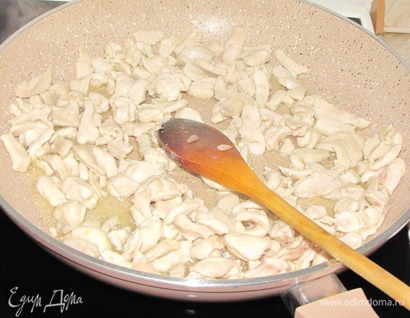 Куриное филе нарезать кусочками. Разогреть в сковороде 2 ст. л. оливкового масла обжаривать 2-3 минуты, пока мясо не побелеет. 