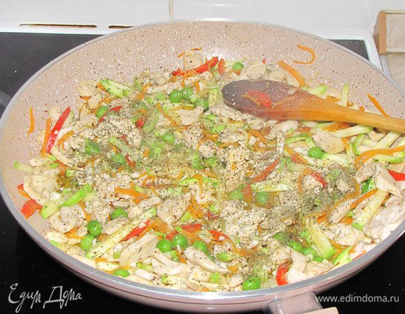 Влить оставшиеся 2 ст. л. оливкового масла, посолить, поперчить, добавить орегано. Продолжать жарить 2-3 минуты, пока овощи не станут мягкими.